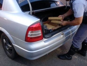 Motorista é flagrado com mais de 70 quilos de maconha na Castello Branco