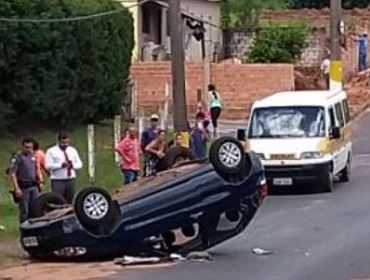 Veículo capota em acidente na Avenida Espanha em Avaré