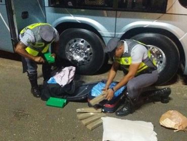 Passageiro de ônibus é preso com 35 tabletes de maconha na rodovia Castello Branco