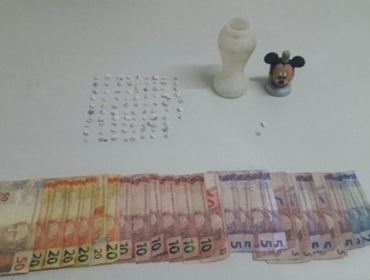 Dupla é presa após ser flagrada com mais de 80 pedras de crack em Avaré