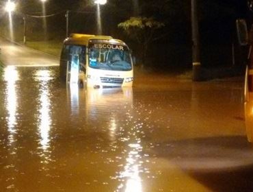 Chuva forte derruba árvore em veículo e deixa grupo 'preso' em academia de Avaré