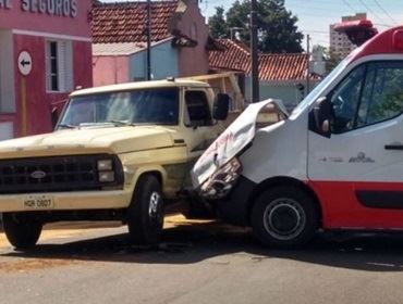 Ambulância do Samu se envolve em acidente a caminho de atendimento em Avaré