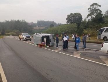 Casal de idosos fica ferido após carro bater em ônibus e capotar em rodovia de Tatuí