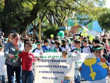 Escolas realizam passeata do Meio Ambiente