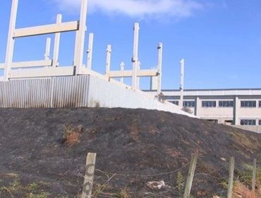 Incêndio atinge obra de construção de escola municipal em Itapetininga