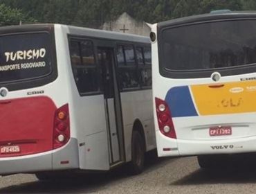 Polícia retém ônibus do transporte coletivo por pneus carecas