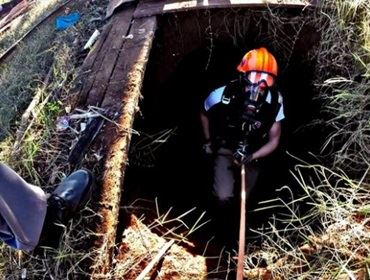 Cão é resgatado por bombeiros após cair em poço de quase 15 metros de profundidade