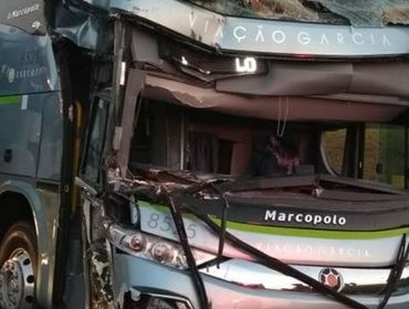 Acidente entre ônibus e carreta deixa feridos na rodovia Castello Branco