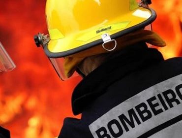 Bombeiros de Avaré combatem incêndio em casa