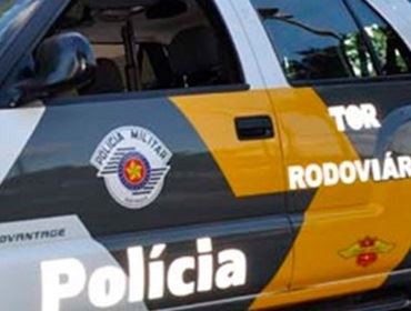 Motorista fica ferido ao bater na traseira de caminhão em Águas de Santa Bárbara