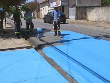 Ruas são pintadas de azul na tentativa de diminuir calor e reduzir gasto de energia elétrica no inte