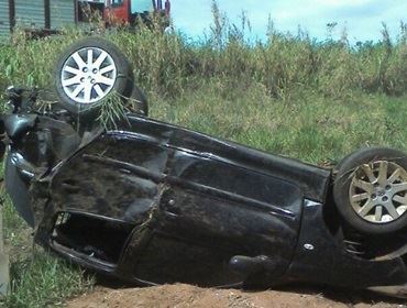 Motorista tem ferimentos leves ao capotar carro em Avaré