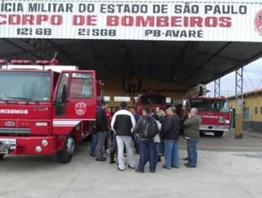 Micro-ônibus pega fogo no  bairro Três Marias, em Avaré