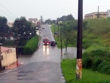 Chuva forte deixa ruas alagadas em vários bairros; internautas registram