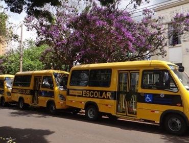 Dez novos microônibus modernizam o transporte escolar rural