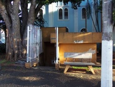  Comerciantes do Largo São Benedito estão reclamando do mau cheiro do banheiro.