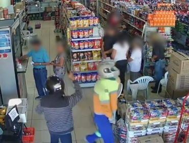 Idoso ignora assaltantes, paga conta e sai durante roubo a supermercado