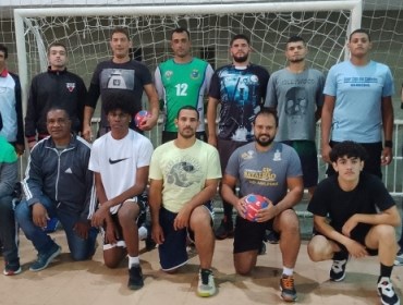 Ex-técnico da Seleção Brasileira de Handebol ministra treino a atletas de Avaré