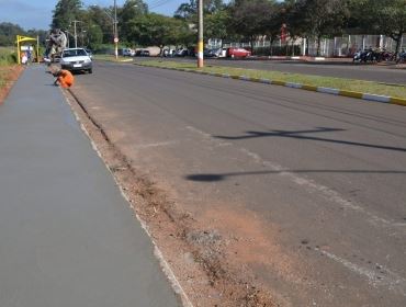 Prefeitura constrói calçada em trecho da Avenida Mário Covas