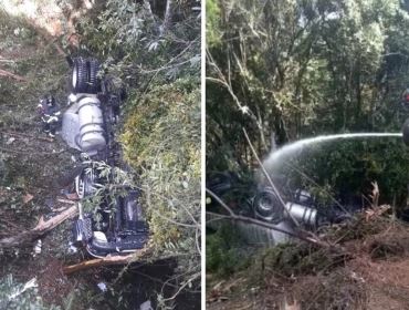 Caminhão com combustível cai de ponte e bombeiros usam espuma para prevenir incêndio no interior de 