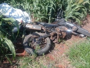 Motociclista morre ao bater de frente com caminhão em rodovia no interior de SP