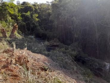 Motorista morre após tombar carreta carregada com carne em ribanceira no interior de SP