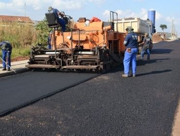 Pavimentação da Avenida Domingos Leon Cruz chega à etapa final