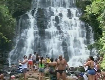 Turistas aproveitam feriado tomando banho em Águas de Santa Bárbara