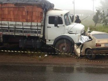 Motorista morre após bater de frente com carreta em Angatuba