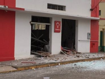 Criminosos invadem agência e explodem caixas em Taguaí