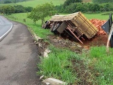 Caminhão com tijolos sai da pista e tomba em rodovia de Piraju