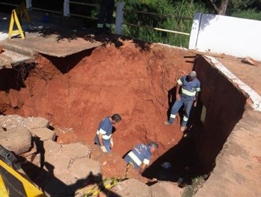 Prefeitura inicia reparo em ponte da Avenida Gilberto Filgueiras