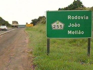 Caminhão com carga de madeira pega fogo na Rodovia João Mellão