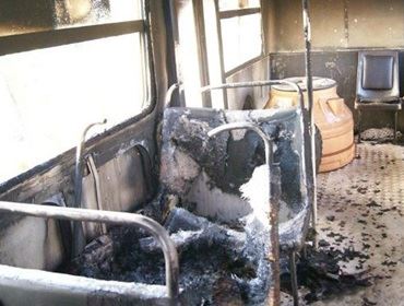 Ônibus estacionado em avenida é incendiado em Piraju