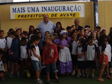 Prefeito inaugura quadra poliesportiva da EMEB Fausto Rodrigues