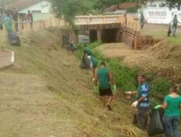 Voluntários fazem mutirão de limpeza no rio Paranapanema em Piraju