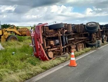 Caminhão tomba na SP-255 e deixa dois feridos