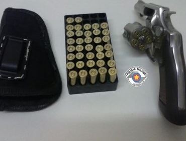 POLÍCIA MILITAR PRENDE HOMEM POR PORTE ILEGAL DE ARMA DE FOGO