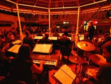 Orquestra John Brass se apresenta no Largo do Mercado neste sábado