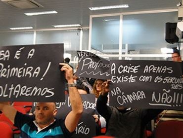 Câmara tem protesto contra salários dos vereadores em Botucatu