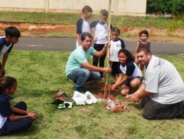 Plantio de mudas reforça ação de limpeza em bairros