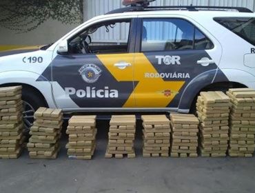 TOR prende dois homens, carro roubado e 330 kg de drogas