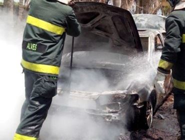 Carro pega fogo após pane na Rodovia Raposo Tavares em Itaí