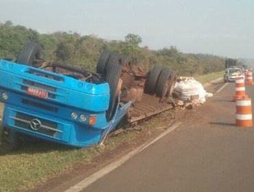 Caminhão carregado com 13 mil litros de óleo tomba na SP-280