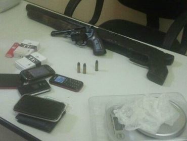 Suspeitos de tráfico de drogas são detidos com armas em Avaré