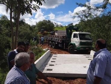 Ponte metálica é instalada no Bairro dos Ferreiras