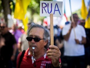 Manifestantes ocupam ruas de São Paulo contra fechamento de escolas estaduais