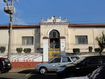 Atiradores do Centenário T. G., de Avaré estão pintando o Azilo São Vicente de Paulo.