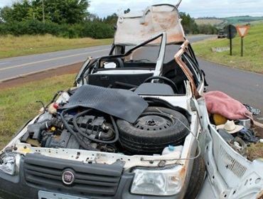 Três pessoas ficam feridas em capotamento na SP-255 em Itaí