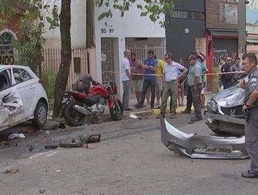 Motociclista morre em acidente após ser arremessada e prensada por carro